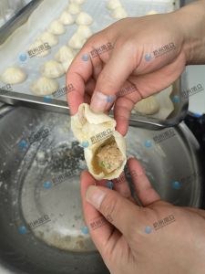現(xiàn)場(chǎng)給客戶做灌湯包，效果滿意！